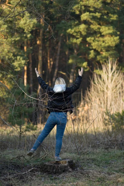 Aantrekkelijke Vrouw Geniet Van Lente Met Open Armen Succesvolle Vrouw — Stockfoto