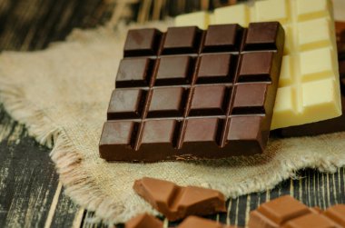 Bir grup çikolata farklı renkte. Farklı çeşitte tatlılar. Farklı renkte ve tipte çikolataları karıştır