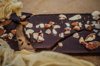 Bademli çikolatayı kapat. Çikolata.