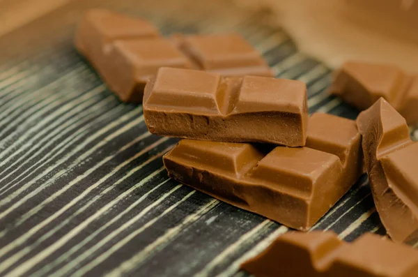 ミルクチョコレート手作りチョコレート工場の背景 おいしいチョコレートピース — ストック写真