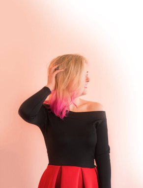 Mutlu sarışın kızın renkli portresi. Parlak kıyafetli çekici genç bir manken. Güzel bir genç bayanın moda fotoğrafı..