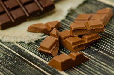 Bir grup çikolata farklı renkte. Farklı çeşitte tatlılar. Kırsal ahşap kırlarda çeşitli çikolatalar.