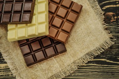 Bir grup çikolata farklı renkte. Farklı çeşitte tatlılar. Farklı renkte ve tipte çikolataları karıştır