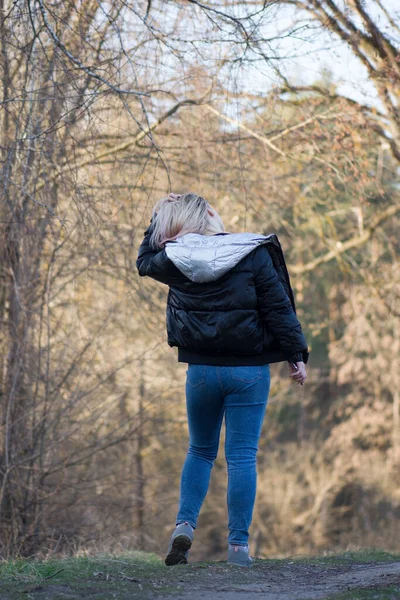 Een Vrouw Die Het Voorjaarsbos Loopt Wandelen Het Voorjaarspark Mooie — Stockfoto