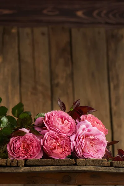 Flores Coloridas Uma Mesa Lindas Flores Mesa Madeira Rosa Rosa — Fotografia de Stock