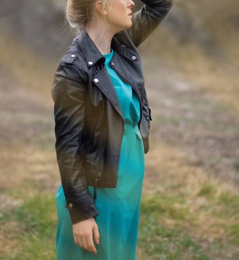 Modayı takip eden güzel bir kadın. Göz kamaştırıcı genç bayan.