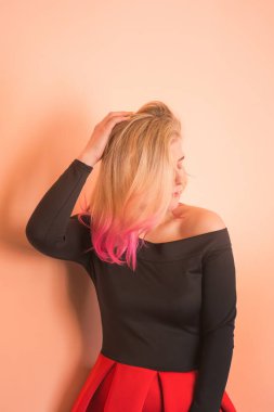 Pembe arka planda bir model. Tarz sahibi kadınların parti zamanı. Pembe saçlı çekici bir kadının romantik portresi.