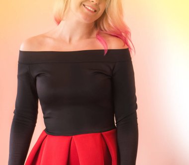 Güzel bir gece elbisesi giymiş bir kadın. Balodaki güzel genç kız. Doğum günü ya da balo kutlaması. Balo elbisesi içinde yürüyen güzel genç kızlar..