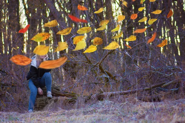 Bella Donna Nel Paesaggio Autunnale Con Foglia Secca Sullo Sfondo — Foto Stock