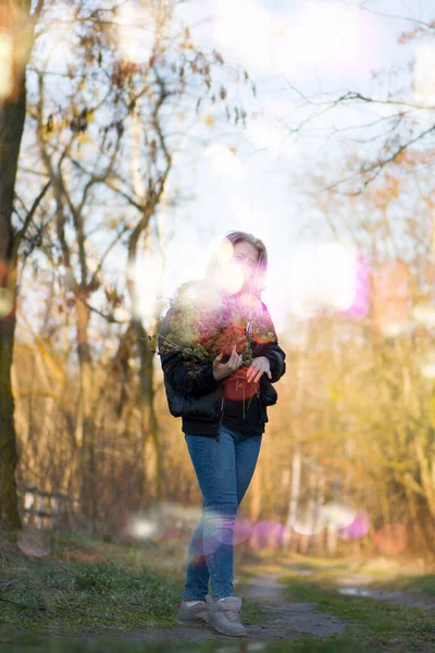 Mooie Vrouw Wandelen Het Park Genieten Van Het Zonnige Wandelen — Stockfoto