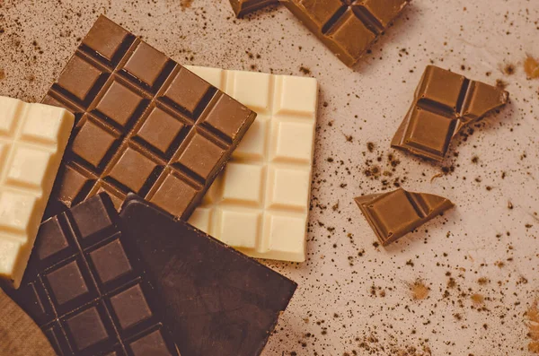 チョコレートキャンディーバー チョコレートバーの作品 ミルクとダークチョコレートの違い 木の背景にチョコレートピース — ストック写真
