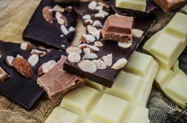 Bir grup çikolata farklı renkte. Farklı çeşitte tatlılar. Farklı renkte ve tipte çikolataları karıştır