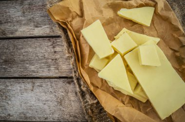 Kahverengi kağıtta beyaz çikolatalı atıştırmalık.