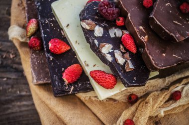 Çikolata pişirme süreci. Çikolatalı ve böğürtlenli