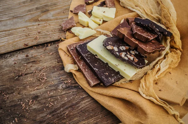 チョコレートブロックは チョコレートの異なる種類のスタック — ストック写真
