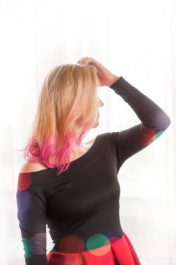 Pembe arka planda bir model. Tarz sahibi kadınların parti zamanı. Pembe saçlı çekici bir kadının romantik portresi.