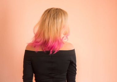 Güzel bir gece elbisesi giymiş bir kadın. Balodaki güzel genç kız. Doğum günü ya da balo kutlaması. Balo elbisesi içinde yürüyen güzel genç kızlar. Mezuniyet balosu elbiseli pembe saçlı kız.