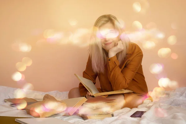 女性の読書本 朝のライフスタイルのコンセプト ベッドの上で女性の読書本 若いです美しいです女の子読書本上のベッド — ストック写真
