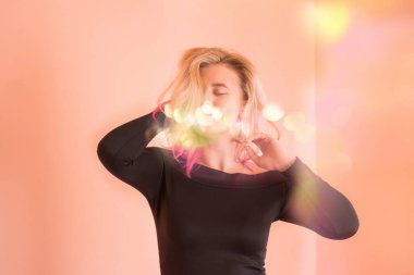 Sağlıklı, pembe saçlı bir kız. Manken model sarışın kadın saçı. Yaratıcı renkli saçlı, güzel bir manken kız. Yaşayan mercan saçlı büyüleyici bir kız..