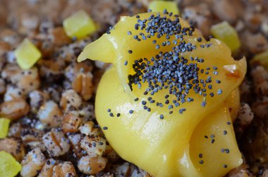 Ulusal geleneğin Noel kutlaması. Noel kutya haşhaş tohumu, fındık ve bal.