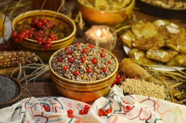 Kutia, balık, lahana ve mantarlı bayram yemekleri. Geleneksel 12. Noel arifesi. Ukrayna 'da geleneksel Noel yemeği.