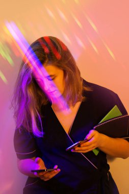 Terapi salonunda müşteriyle telefonla konuşan genç bir kadın..