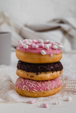 Pembe ve kahverengi jöleli tatlı çörekler. Renkli serpiştirilmiş. Yan görünüm.