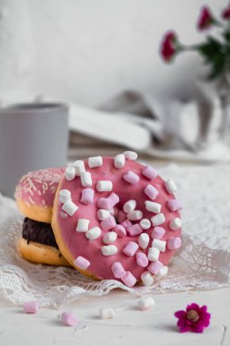 Pembe çörek yakın plan. Sabah masasında beyaz serpiştirilmiş çörek. Güzel kahvaltı konsepti.