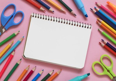 Pembe arka planda boş ve parlak renkli okul malzemeleri. Üst Manzara. Boşluğu kopyala.