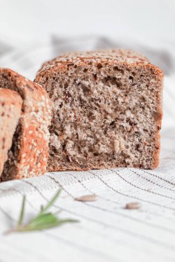 Hafif bir masa örtüsünde biberiyeli susamlı ekmek. Sağlıklı beslenme konsepti. Glütensiz ekmek..