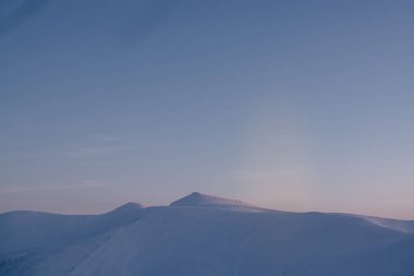 Kış sezonunda karla kaplı dağların görünümü 