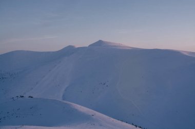 Kış sezonunda karla kaplı dağların görünümü 