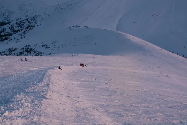 Kış sezonunda karla kaplı dağların görünümü 