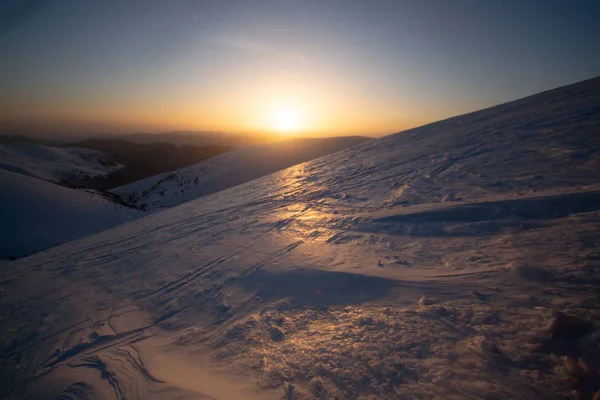 gün batımı arka planda karla kaplı dağların görünümü