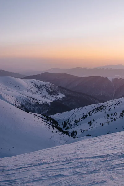 gün batımı arka planda karla kaplı dağların görünümü