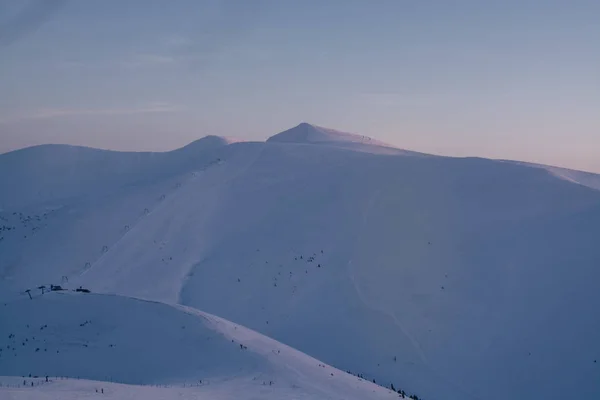 Kış sezonunda karla kaplı dağların görünümü 