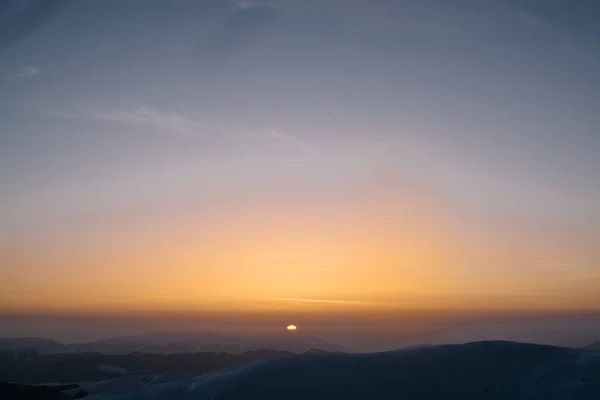 karlı dağlar üzerinde dramatik günbatımı 