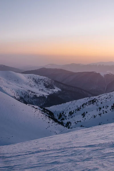 gün batımı arka planda karla kaplı dağların görünümü