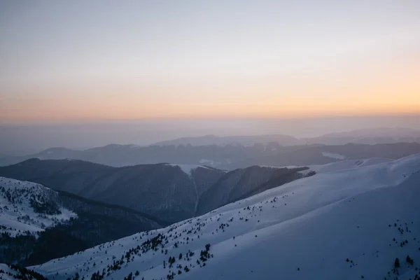 gün batımı arka planda karla kaplı dağların görünümü