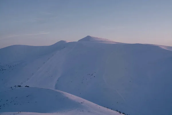 Kış sezonunda karla kaplı dağların görünümü 
