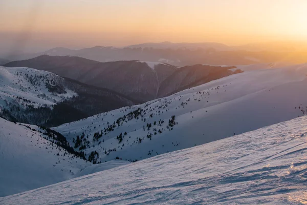 gün batımı arka planda karla kaplı dağların görünümü