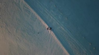 gün batımı sırasında snowboard insanların havadan görünümü 