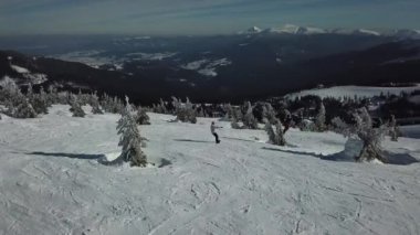 gün batımı sırasında insan snowboard havadan görünümü 