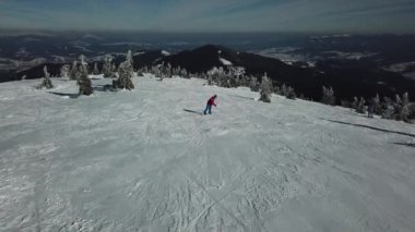 gün batımı sırasında insan snowboard havadan görünümü 