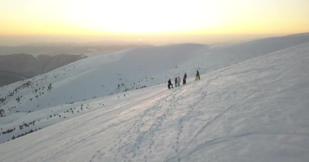 Vista Aérea Pessoas Snowboard Durante Pôr Sol — Vídeo de Stock