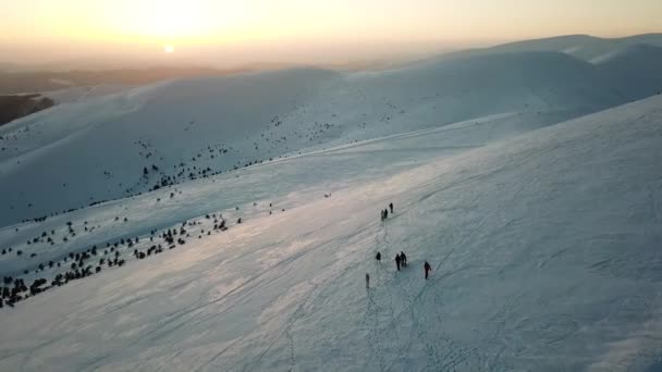 Luchtfoto Van Mensen Snowboarden Tijdens Zonsondergang — Stockvideo