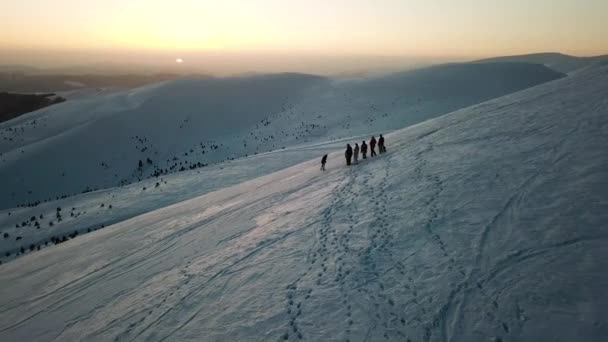 Letecký Pohled Snowboardisty Během Západu Slunce — Stock video