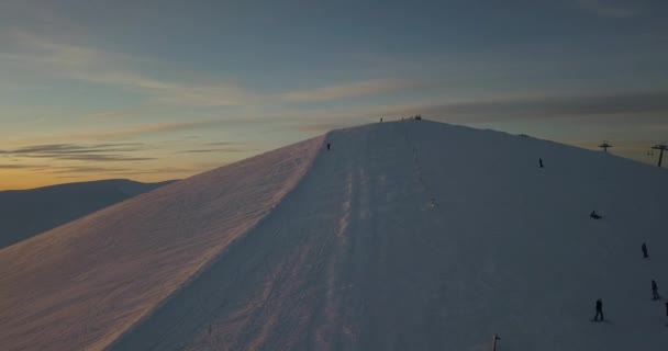 Widok Lotu Ptaka Snowboardzie Podczas Zachodu Słońca — Wideo stockowe