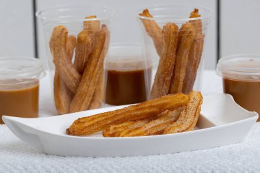 Kızarmış Churros şekerli beyaz arka plan
