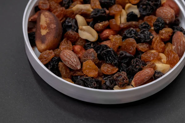Mischung Aus Nüssen Mit Trockenfrüchten Erdnüssen Paranüssen Cashewnüssen Mandeln Schwarzen — Stockfoto
